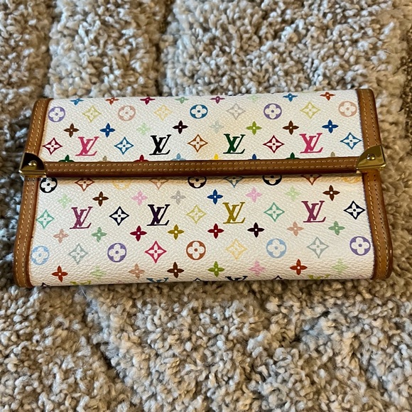 Louis Vuitton White and Brown Wallets with Iconic Design - Picture 1 of 4